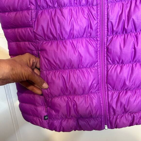 Athleta Downabout lite weight nylon quilted  down filled puffer vest packable. M - Picture 3 of 6